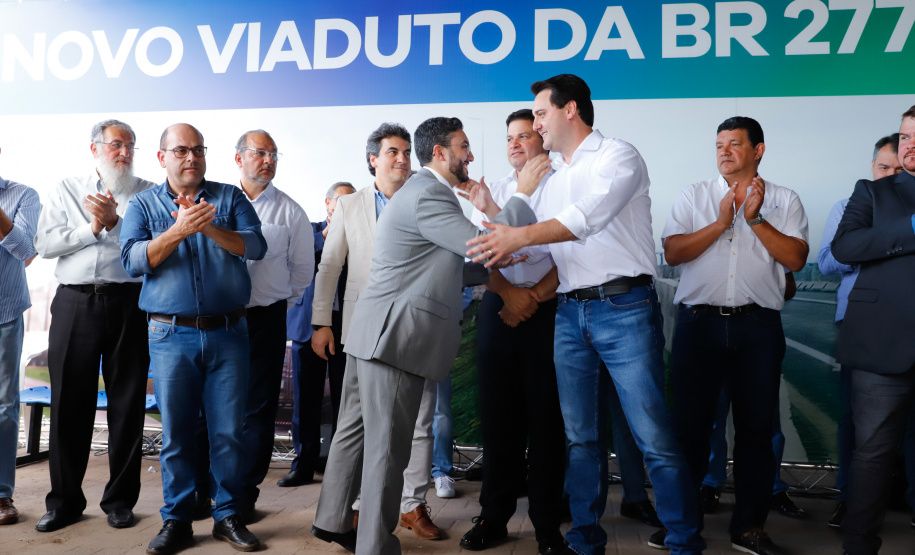 O governador Carlos Massa Ratinho Junior inaugurou nesta quinta-feira (10) o viaduto Nelson Buffara, na entrada de Paranaguá, onde a BR-277 se divide entre as avenidas Ayrton Senna e Bento Rocha. A obra é fundamental para melhorar o trânsito pesado da região e agilizar a movimentação de cargas em direção ao Porto de Paranaguá.