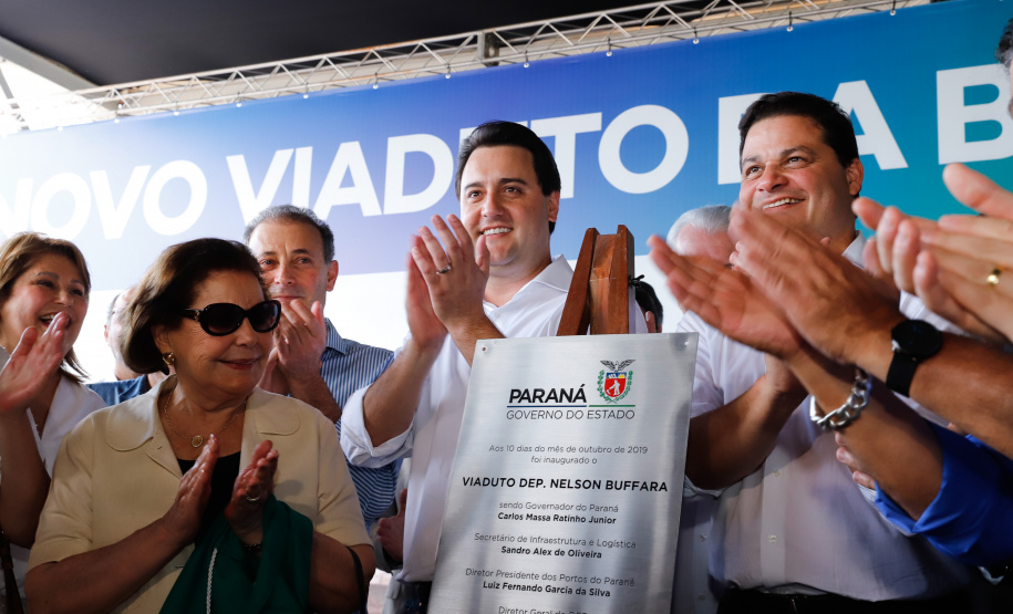 O governador Carlos Massa Ratinho Junior inaugurou nesta quinta-feira (10) o viaduto Nelson Buffara, na entrada de Paranaguá, onde a BR-277 se divide entre as avenidas Ayrton Senna e Bento Rocha. A obra é fundamental para melhorar o trânsito pesado da região e agilizar a movimentação de cargas em direção ao Porto de Paranaguá.