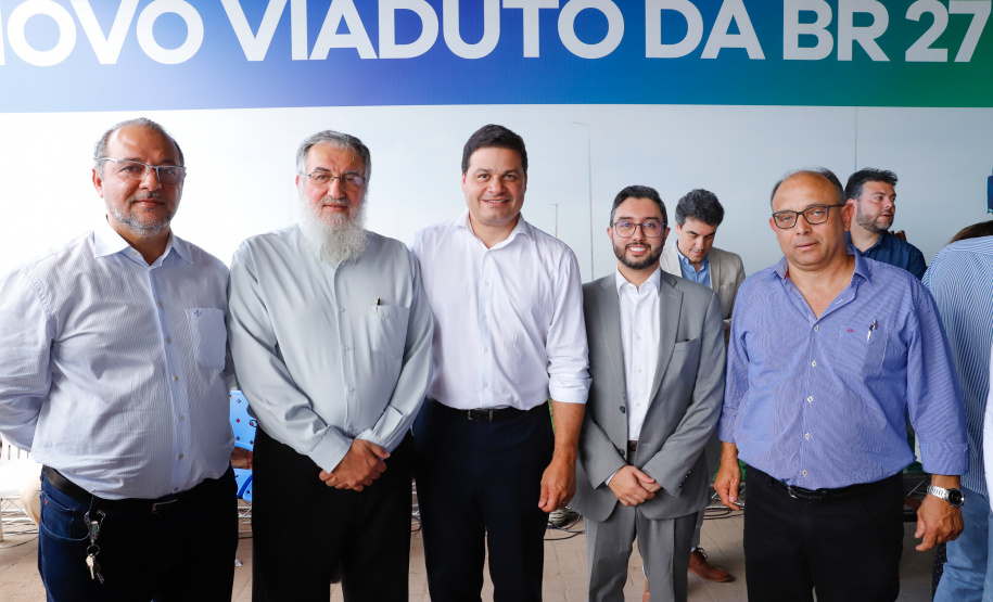 O governador Carlos Massa Ratinho Junior inaugurou nesta quinta-feira (10) o viaduto Nelson Buffara, na entrada de Paranaguá, onde a BR-277 se divide entre as avenidas Ayrton Senna e Bento Rocha. A obra é fundamental para melhorar o trânsito pesado da região e agilizar a movimentação de cargas em direção ao Porto de Paranaguá.