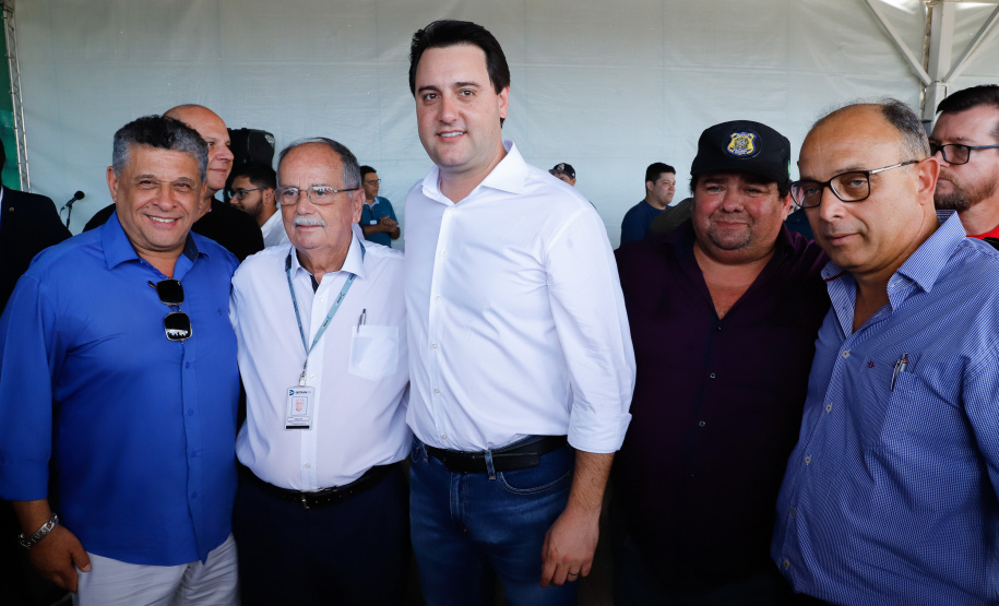 O governador Carlos Massa Ratinho Junior inaugurou nesta quinta-feira (10) o viaduto Nelson Buffara, na entrada de Paranaguá, onde a BR-277 se divide entre as avenidas Ayrton Senna e Bento Rocha. A obra é fundamental para melhorar o trânsito pesado da região e agilizar a movimentação de cargas em direção ao Porto de Paranaguá.