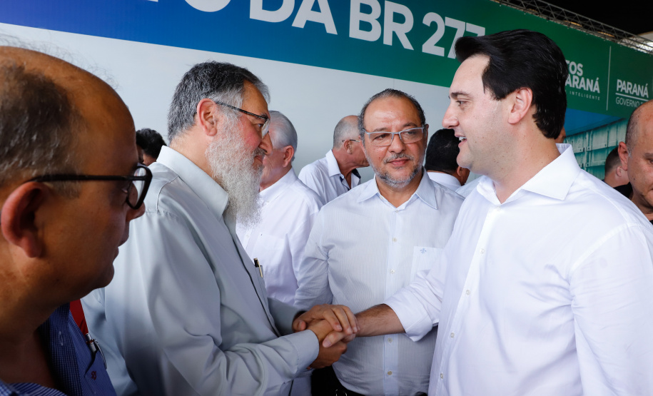 O governador Carlos Massa Ratinho Junior inaugurou nesta quinta-feira (10) o viaduto Nelson Buffara, na entrada de Paranaguá, onde a BR-277 se divide entre as avenidas Ayrton Senna e Bento Rocha. A obra é fundamental para melhorar o trânsito pesado da região e agilizar a movimentação de cargas em direção ao Porto de Paranaguá.