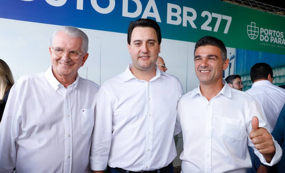 O governador Carlos Massa Ratinho Junior inaugurou nesta quinta-feira (10) o viaduto Nelson Buffara, na entrada de Paranaguá, onde a BR-277 se divide entre as avenidas Ayrton Senna e Bento Rocha. A obra é fundamental para melhorar o trânsito pesado da região e agilizar a movimentação de cargas em direção ao Porto de Paranaguá.