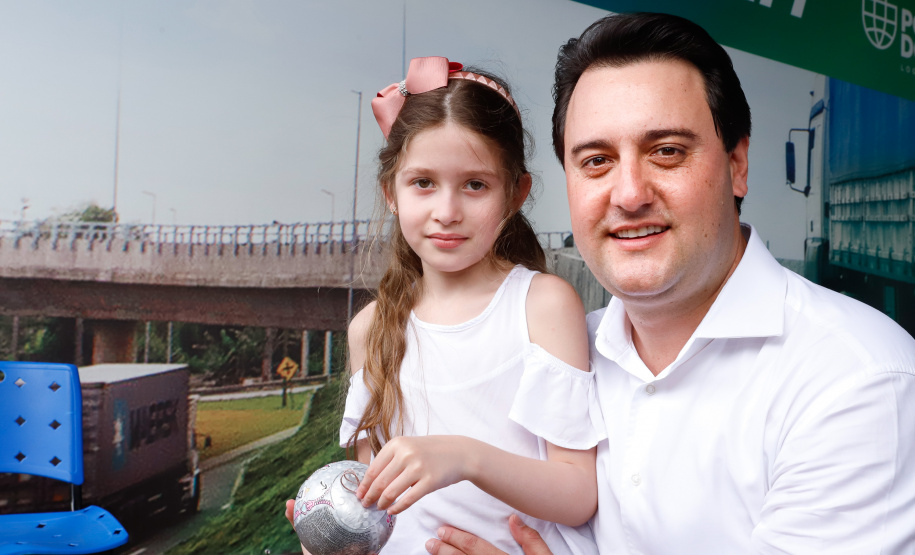 O governador Carlos Massa Ratinho Junior inaugurou nesta quinta-feira (10) o viaduto Nelson Buffara, na entrada de Paranaguá, onde a BR-277 se divide entre as avenidas Ayrton Senna e Bento Rocha. A obra é fundamental para melhorar o trânsito pesado da região e agilizar a movimentação de cargas em direção ao Porto de Paranaguá.