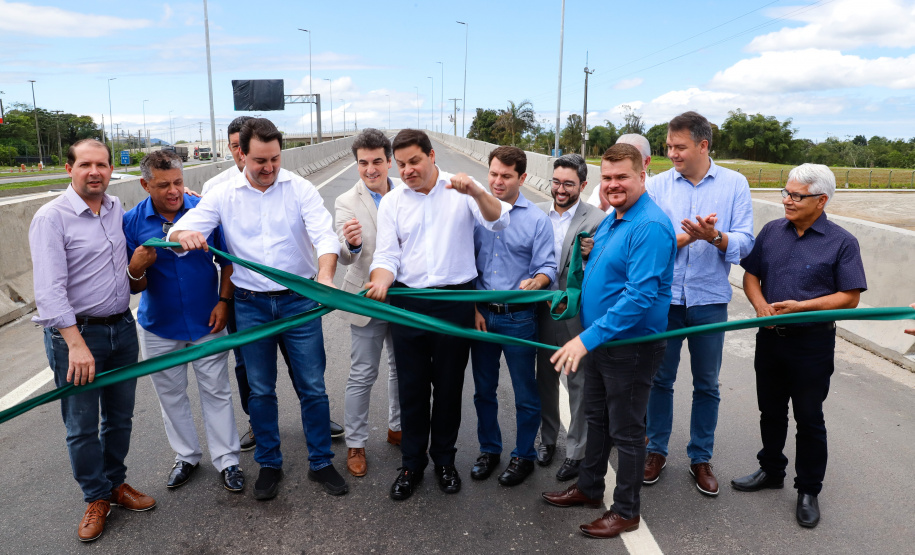 O governador Carlos Massa Ratinho Junior inaugurou nesta quinta-feira (10) o viaduto Nelson Buffara, na entrada de Paranaguá, onde a BR-277 se divide entre as avenidas Ayrton Senna e Bento Rocha. A obra é fundamental para melhorar o trânsito pesado da região e agilizar a movimentação de cargas em direção ao Porto de Paranaguá.