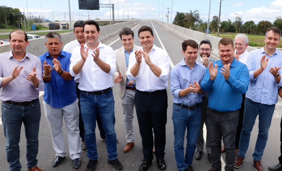 O governador Carlos Massa Ratinho Junior inaugurou nesta quinta-feira (10) o viaduto Nelson Buffara, na entrada de Paranaguá, onde a BR-277 se divide entre as avenidas Ayrton Senna e Bento Rocha. A obra é fundamental para melhorar o trânsito pesado da região e agilizar a movimentação de cargas em direção ao Porto de Paranaguá.