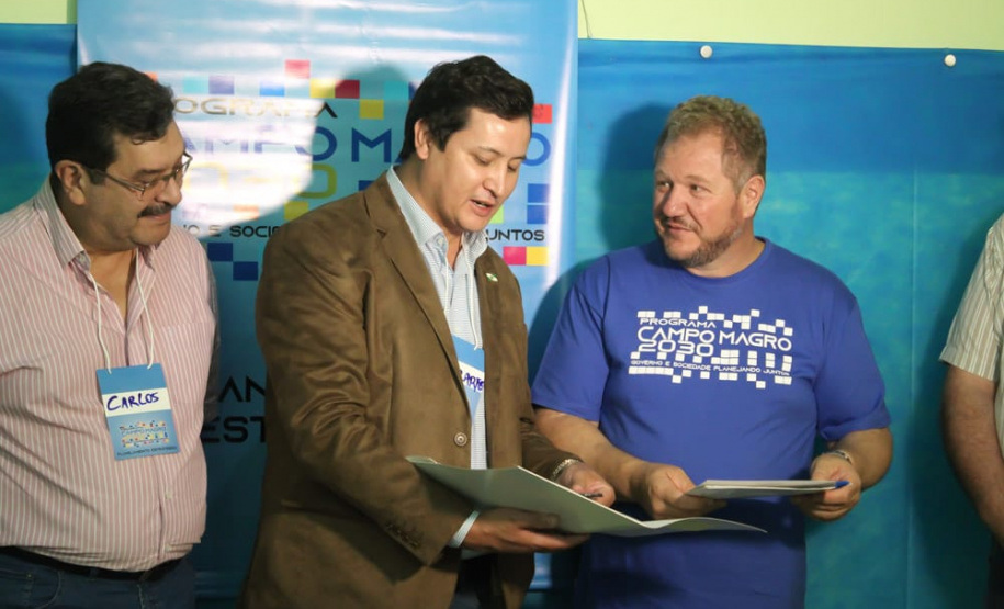 O Governo do Estado e a prefeitura de Campo Magro, na Região Metropolitana de Curitiba, vão regularizar 100 pequenas propriedades rurais em duas localidades do município: Ouro Fino e Campo Novo. O termo de cooperação técnica foi assinado quarta-feira (9) pelo diretor-presidente do Instituto de Terras, Cartografia e Geologia do Paraná (ITCG), Mozarte de Quadros Junior, e o prefeito de Campo Magro, Claudio Cesar Casagrande.Foto: DIvulgação/SEDEST