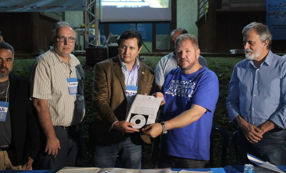 O Governo do Estado e a prefeitura de Campo Magro, na Região Metropolitana de Curitiba, vão regularizar 100 pequenas propriedades rurais em duas localidades do município: Ouro Fino e Campo Novo. O termo de cooperação técnica foi assinado quarta-feira (9) pelo diretor-presidente do Instituto de Terras, Cartografia e Geologia do Paraná (ITCG), Mozarte de Quadros Junior, e o prefeito de Campo Magro, Claudio Cesar Casagrande.Foto: DIvulgação/SEDEST