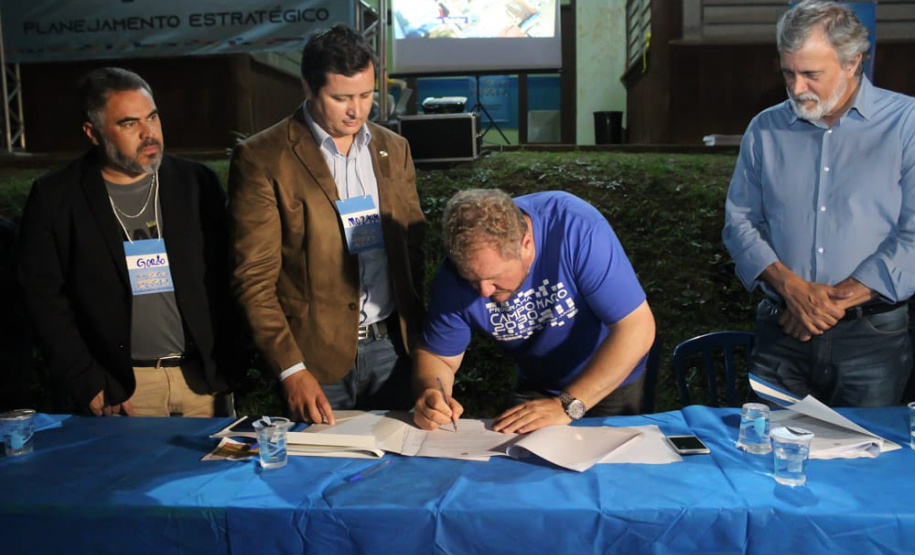 O Governo do Estado e a prefeitura de Campo Magro, na Região Metropolitana de Curitiba, vão regularizar 100 pequenas propriedades rurais em duas localidades do município: Ouro Fino e Campo Novo. O termo de cooperação técnica foi assinado quarta-feira (9) pelo diretor-presidente do Instituto de Terras, Cartografia e Geologia do Paraná (ITCG), Mozarte de Quadros Junior, e o prefeito de Campo Magro, Claudio Cesar Casagrande.Foto: DIvulgação/SEDEST