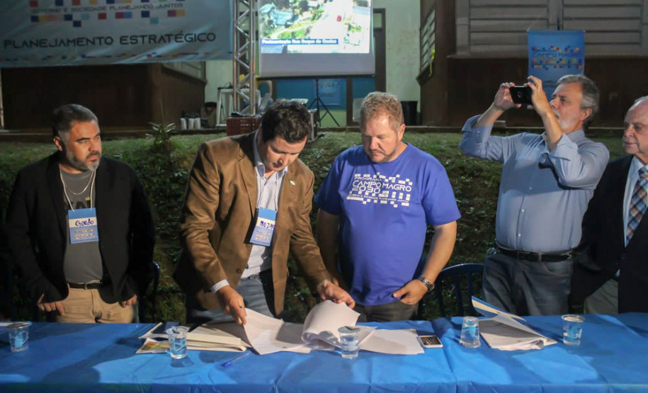 O Governo do Estado e a prefeitura de Campo Magro, na Região Metropolitana de Curitiba, vão regularizar 100 pequenas propriedades rurais em duas localidades do município: Ouro Fino e Campo Novo. O termo de cooperação técnica foi assinado quarta-feira (9) pelo diretor-presidente do Instituto de Terras, Cartografia e Geologia do Paraná (ITCG), Mozarte de Quadros Junior, e o prefeito de Campo Magro, Claudio Cesar Casagrande.Foto: DIvulgação/SEDEST