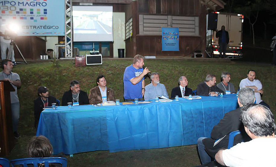 O Governo do Estado e a prefeitura de Campo Magro, na Região Metropolitana de Curitiba, vão regularizar 100 pequenas propriedades rurais em duas localidades do município: Ouro Fino e Campo Novo. O termo de cooperação técnica foi assinado quarta-feira (9) pelo diretor-presidente do Instituto de Terras, Cartografia e Geologia do Paraná (ITCG), Mozarte de Quadros Junior, e o prefeito de Campo Magro, Claudio Cesar Casagrande.Foto: DIvulgação/SEDEST