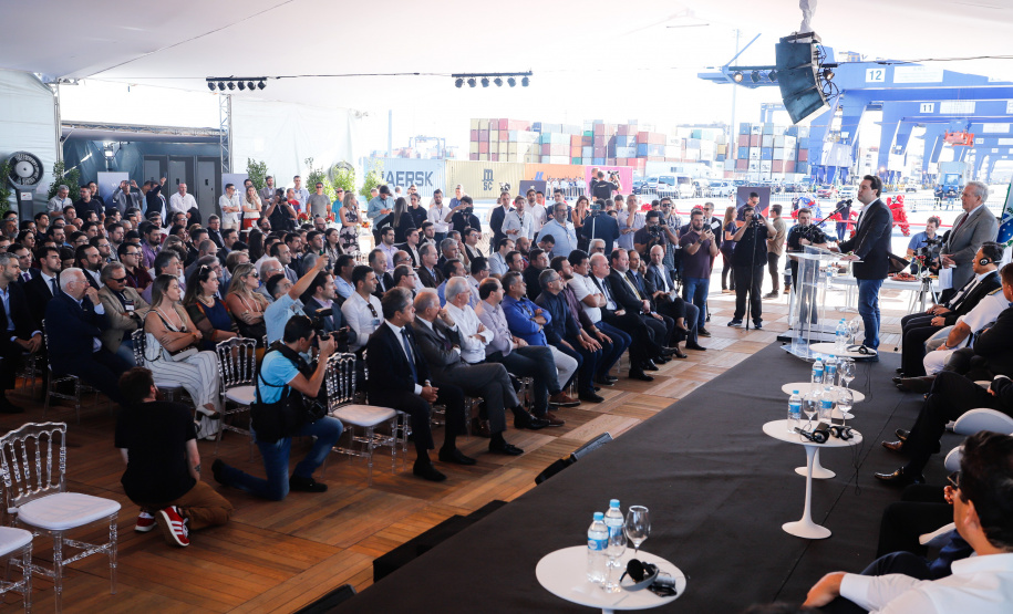 O Paraná passou a ter o maior terminal portuário em movimentação de contêineres do País. Nesta quinta-feira (10) o governador Carlos Massa Ratinho Junior inaugurou as obras de ampliação do Terminal de Contêineres de Paranaguá (TCP), que aumentarão o potencial de operação em 66%, passando das atuais 1,5 milhão TEUs/ano para 2,5 milhões.