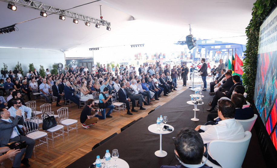 O Paraná passou a ter o maior terminal portuário em movimentação de contêineres do País. Nesta quinta-feira (10) o governador Carlos Massa Ratinho Junior inaugurou as obras de ampliação do Terminal de Contêineres de Paranaguá (TCP), que aumentarão o potencial de operação em 66%, passando das atuais 1,5 milhão TEUs/ano para 2,5 milhões.
