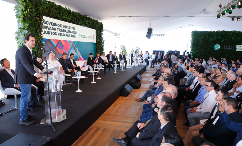 O Paraná passou a ter o maior terminal portuário em movimentação de contêineres do País. Nesta quinta-feira (10) o governador Carlos Massa Ratinho Junior inaugurou as obras de ampliação do Terminal de Contêineres de Paranaguá (TCP), que aumentarão o potencial de operação em 66%, passando das atuais 1,5 milhão TEUs/ano para 2,5 milhões.