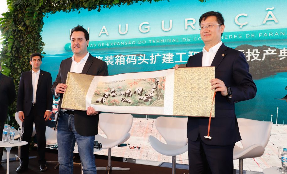 O Paraná passou a ter o maior terminal portuário em movimentação de contêineres do País. Nesta quinta-feira (10) o governador Carlos Massa Ratinho Junior inaugurou as obras de ampliação do Terminal de Contêineres de Paranaguá (TCP), que aumentarão o potencial de operação em 66%, passando das atuais 1,5 milhão TEUs/ano para 2,5 milhões.