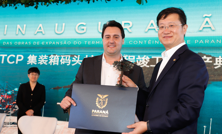 O Paraná passou a ter o maior terminal portuário em movimentação de contêineres do País. Nesta quinta-feira (10) o governador Carlos Massa Ratinho Junior inaugurou as obras de ampliação do Terminal de Contêineres de Paranaguá (TCP), que aumentarão o potencial de operação em 66%, passando das atuais 1,5 milhão TEUs/ano para 2,5 milhões.