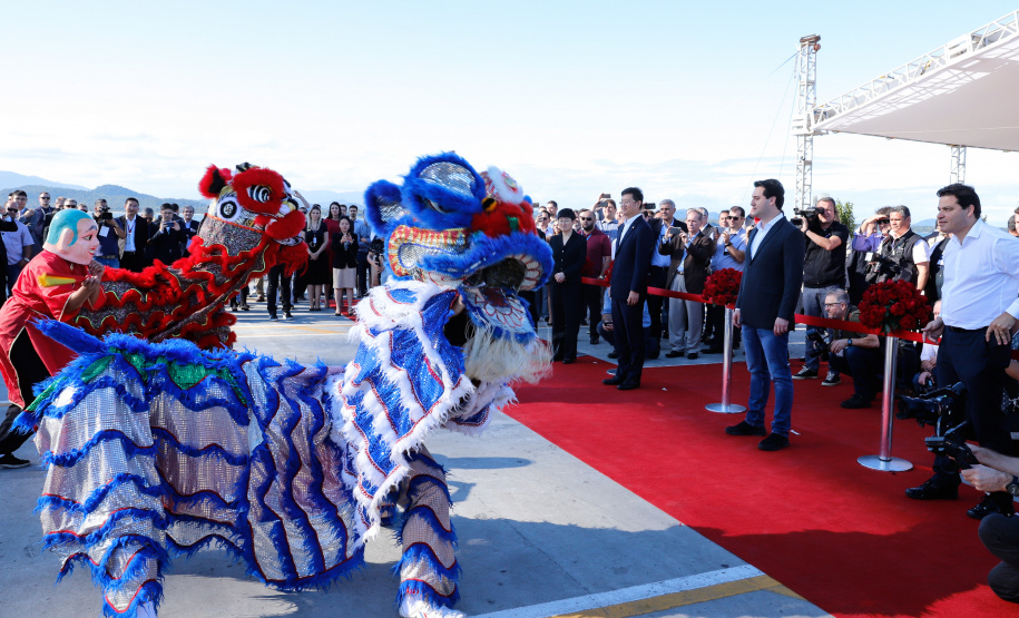 O Paraná passou a ter o maior terminal portuário em movimentação de contêineres do País. Nesta quinta-feira (10) o governador Carlos Massa Ratinho Junior inaugurou as obras de ampliação do Terminal de Contêineres de Paranaguá (TCP), que aumentarão o potencial de operação em 66%, passando das atuais 1,5 milhão TEUs/ano para 2,5 milhões.