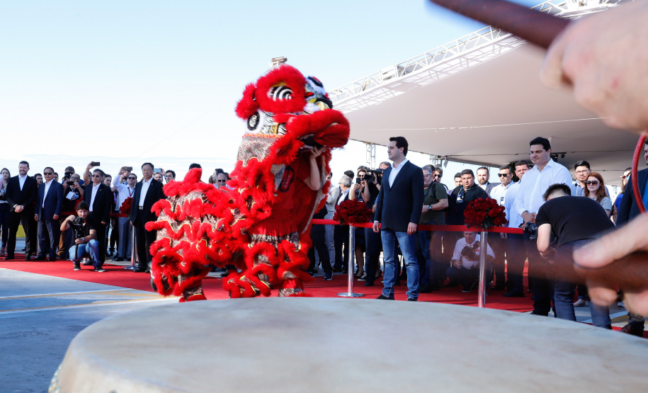 O Paraná passou a ter o maior terminal portuário em movimentação de contêineres do País. Nesta quinta-feira (10) o governador Carlos Massa Ratinho Junior inaugurou as obras de ampliação do Terminal de Contêineres de Paranaguá (TCP), que aumentarão o potencial de operação em 66%, passando das atuais 1,5 milhão TEUs/ano para 2,5 milhões.