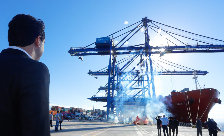 O Paraná passou a ter o maior terminal portuário em movimentação de contêineres do País. Nesta quinta-feira (10) o governador Carlos Massa Ratinho Junior inaugurou as obras de ampliação do Terminal de Contêineres de Paranaguá (TCP), que aumentarão o potencial de operação em 66%, passando das atuais 1,5 milhão TEUs/ano para 2,5 milhões.