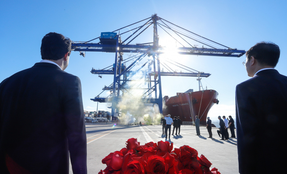 O Paraná passou a ter o maior terminal portuário em movimentação de contêineres do País. Nesta quinta-feira (10) o governador Carlos Massa Ratinho Junior inaugurou as obras de ampliação do Terminal de Contêineres de Paranaguá (TCP), que aumentarão o potencial de operação em 66%, passando das atuais 1,5 milhão TEUs/ano para 2,5 milhões.