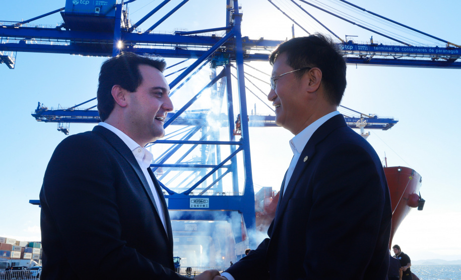 O Paraná passou a ter o maior terminal portuário em movimentação de contêineres do País. Nesta quinta-feira (10) o governador Carlos Massa Ratinho Junior inaugurou as obras de ampliação do Terminal de Contêineres de Paranaguá (TCP), que aumentarão o potencial de operação em 66%, passando das atuais 1,5 milhão TEUs/ano para 2,5 milhões.