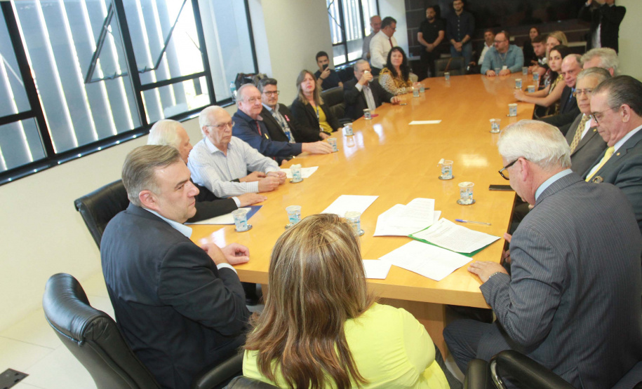 O secretário estadual da Justiça, Família e Trabalho, Ney Leprevost, e o diretor-presidente do Ciee-PR, Domingos Tarço Murta Ramalho, assinaram nesta quinta-feira (10) parceria para a criação do Projeto que ofertará cursos livres para adolescentes que cumprem medidas socioeducativas nas unidades do Paraná. Foto:Divulgação/SEJUF