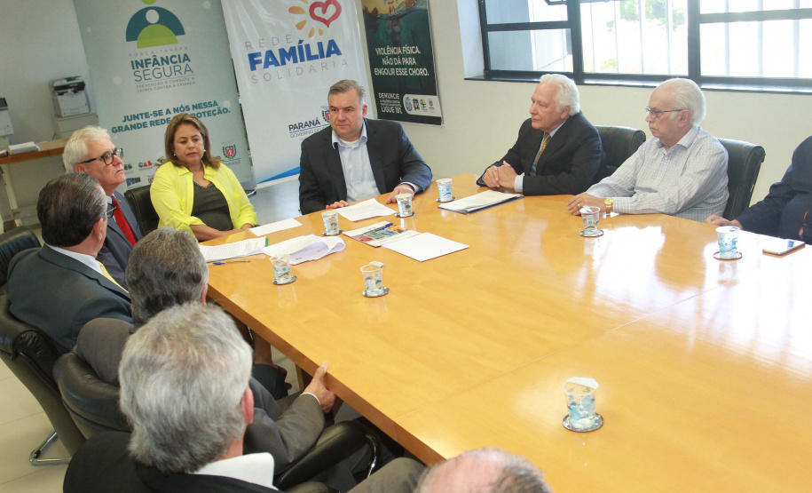 O secretário estadual da Justiça, Família e Trabalho, Ney Leprevost, e o diretor-presidente do Ciee-PR, Domingos Tarço Murta Ramalho, assinaram nesta quinta-feira (10) parceria para a criação do Projeto que ofertará cursos livres para adolescentes que cumprem medidas socioeducativas nas unidades do Paraná. Foto:Divulgação/SEJUF