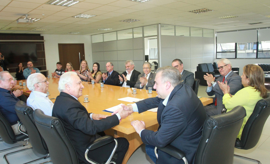 O secretário estadual da Justiça, Família e Trabalho, Ney Leprevost, e o diretor-presidente do Ciee-PR, Domingos Tarço Murta Ramalho, assinaram nesta quinta-feira (10) parceria para a criação do Projeto que ofertará cursos livres para adolescentes que cumprem medidas socioeducativas nas unidades do Paraná. Foto:Divulgação/SEJUF