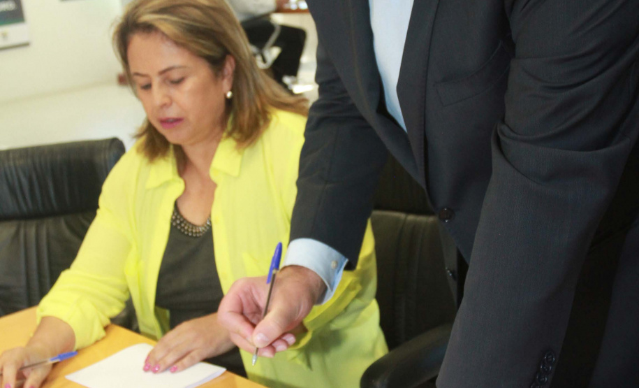 O secretário estadual da Justiça, Família e Trabalho, Ney Leprevost, e o diretor-presidente do Ciee-PR, Domingos Tarço Murta Ramalho, assinaram nesta quinta-feira (10) parceria para a criação do Projeto que ofertará cursos livres para adolescentes que cumprem medidas socioeducativas nas unidades do Paraná. Foto:Divulgação/SEJUF