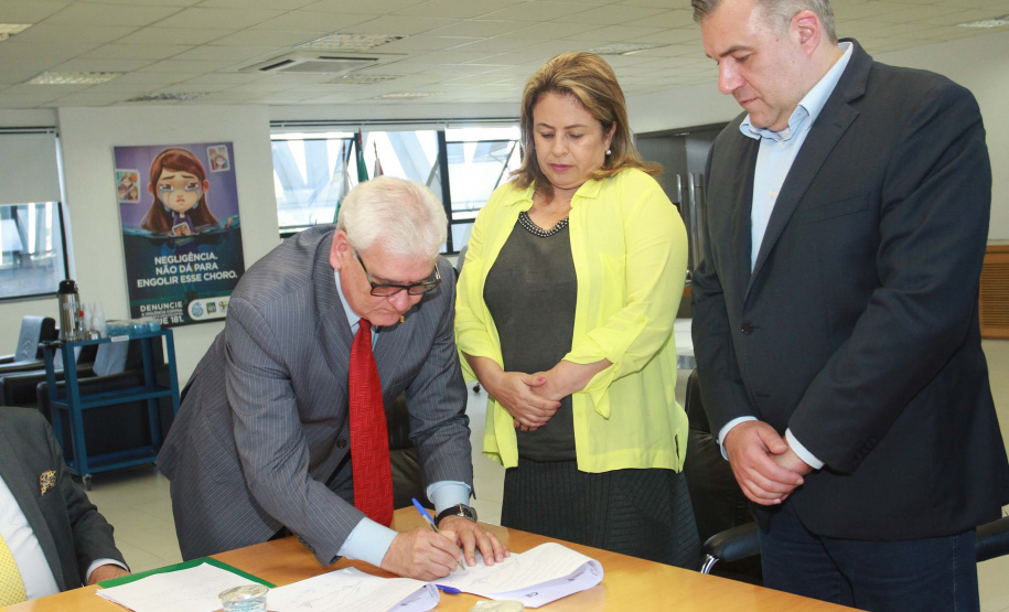 O secretário estadual da Justiça, Família e Trabalho, Ney Leprevost, e o diretor-presidente do Ciee-PR, Domingos Tarço Murta Ramalho, assinaram nesta quinta-feira (10) parceria para a criação do Projeto que ofertará cursos livres para adolescentes que cumprem medidas socioeducativas nas unidades do Paraná. Foto:Divulgação/SEJUF