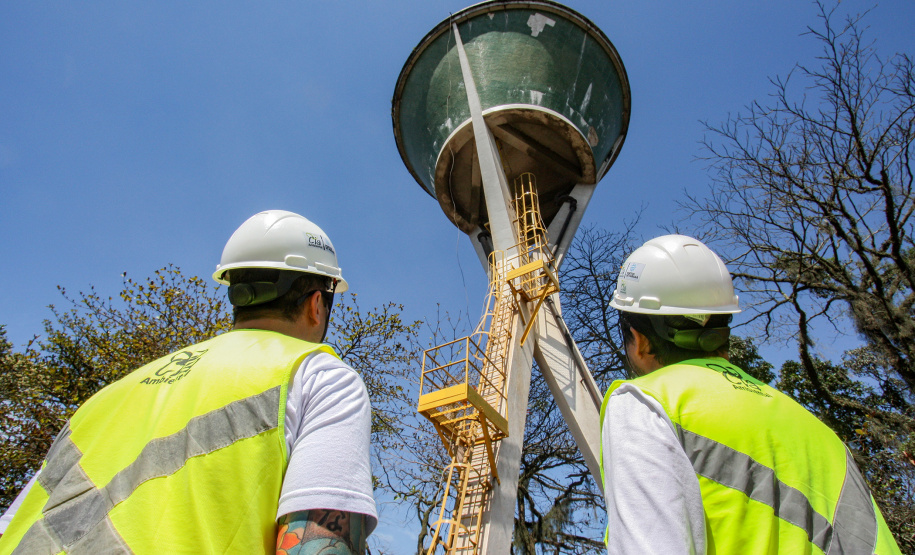 A empresa Portos do Paraná mantém treinamentos regulares para os profissionais que trabalham em locais elevados. É essencial que todos estejam paramentados com os equipamentos de proteção individual (EPI) adequados para este tipo de atividade. Termina nesta sexta-feira (11) mais um evento voltado a 34 funcionários da empresa pública que atuam nestas situações. Foto: Claudio Neves /Portos do Paraná
