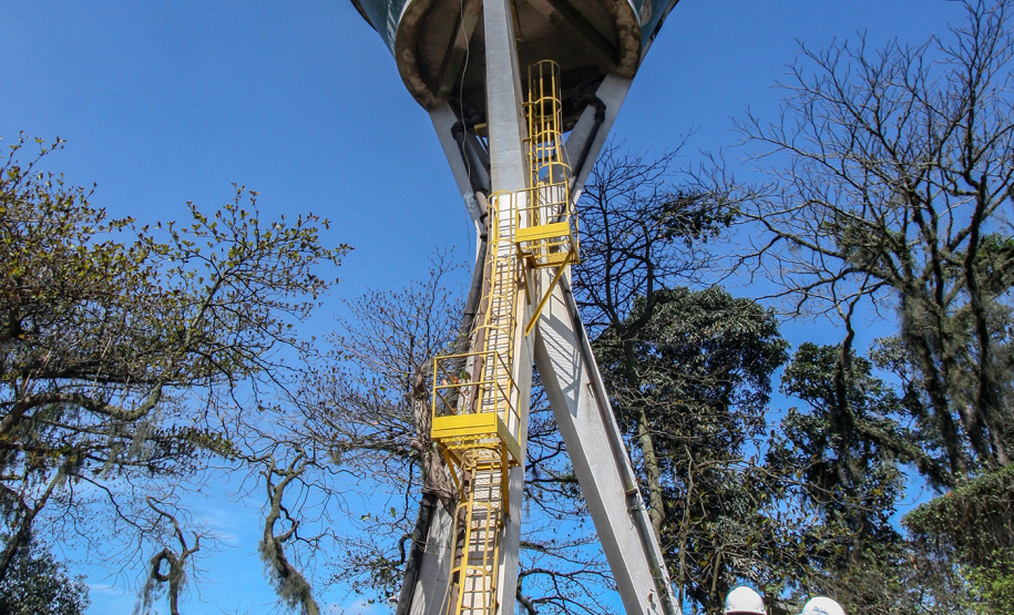 A empresa Portos do Paraná mantém treinamentos regulares para os profissionais que trabalham em locais elevados. É essencial que todos estejam paramentados com os equipamentos de proteção individual (EPI) adequados para este tipo de atividade. Termina nesta sexta-feira (11) mais um evento voltado a 34 funcionários da empresa pública que atuam nestas situações. Foto: Claudio Neves /Portos do Paraná
