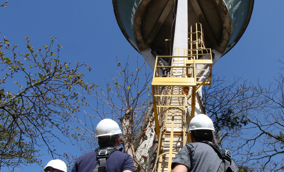 A empresa Portos do Paraná mantém treinamentos regulares para os profissionais que trabalham em locais elevados. É essencial que todos estejam paramentados com os equipamentos de proteção individual (EPI) adequados para este tipo de atividade. Termina nesta sexta-feira (11) mais um evento voltado a 34 funcionários da empresa pública que atuam nestas situações. Foto: Claudio Neves /Portos do Paraná
