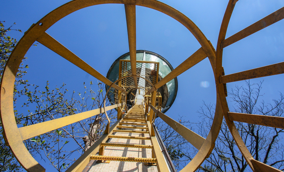 A empresa Portos do Paraná mantém treinamentos regulares para os profissionais que trabalham em locais elevados. É essencial que todos estejam paramentados com os equipamentos de proteção individual (EPI) adequados para este tipo de atividade. Termina nesta sexta-feira (11) mais um evento voltado a 34 funcionários da empresa pública que atuam nestas situações. Foto: Claudio Neves /Portos do Paraná