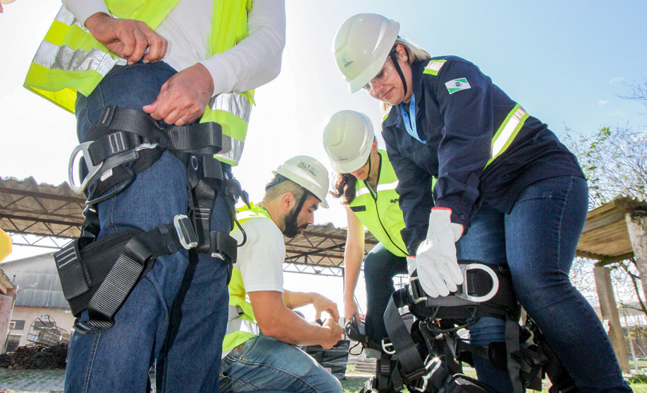 A empresa Portos do Paraná mantém treinamentos regulares para os profissionais que trabalham em locais elevados. É essencial que todos estejam paramentados com os equipamentos de proteção individual (EPI) adequados para este tipo de atividade. Termina nesta sexta-feira (11) mais um evento voltado a 34 funcionários da empresa pública que atuam nestas situações. Foto: Claudio Neves /Portos do Paraná