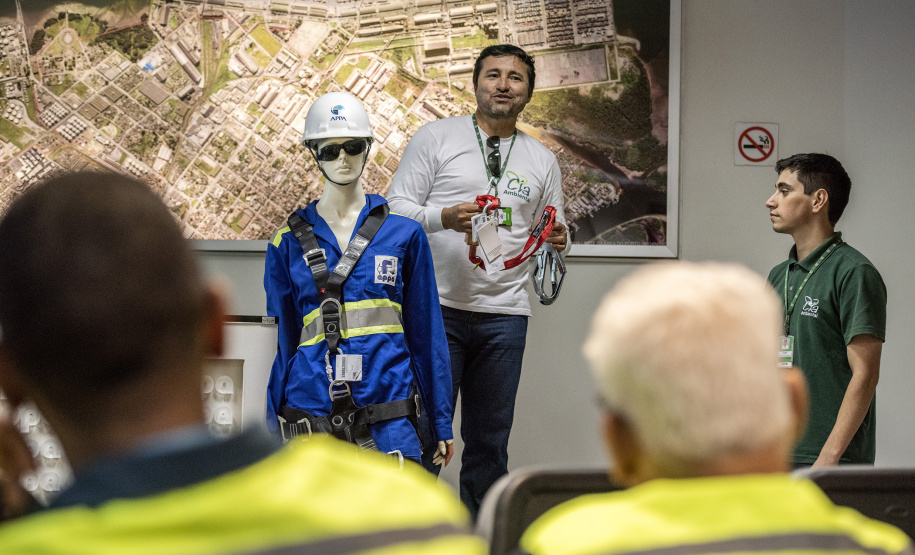A empresa Portos do Paraná mantém treinamentos regulares para os profissionais que trabalham em locais elevados. É essencial que todos estejam paramentados com os equipamentos de proteção individual (EPI) adequados para este tipo de atividade. Termina nesta sexta-feira (11) mais um evento voltado a 34 funcionários da empresa pública que atuam nestas situações. Foto: Claudio Neves /Portos do Paraná