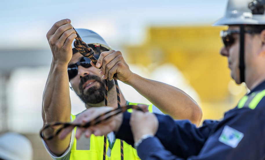 A empresa Portos do Paraná mantém treinamentos regulares para os profissionais que trabalham em locais elevados. É essencial que todos estejam paramentados com os equipamentos de proteção individual (EPI) adequados para este tipo de atividade. Termina nesta sexta-feira (11) mais um evento voltado a 34 funcionários da empresa pública que atuam nestas situações. Foto: Claudio Neves /Portos do Paraná
