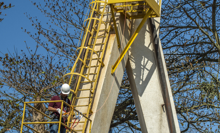 A empresa Portos do Paraná mantém treinamentos regulares para os profissionais que trabalham em locais elevados. É essencial que todos estejam paramentados com os equipamentos de proteção individual (EPI) adequados para este tipo de atividade. Termina nesta sexta-feira (11) mais um evento voltado a 34 funcionários da empresa pública que atuam nestas situações. Foto: Claudio Neves /Portos do Paraná