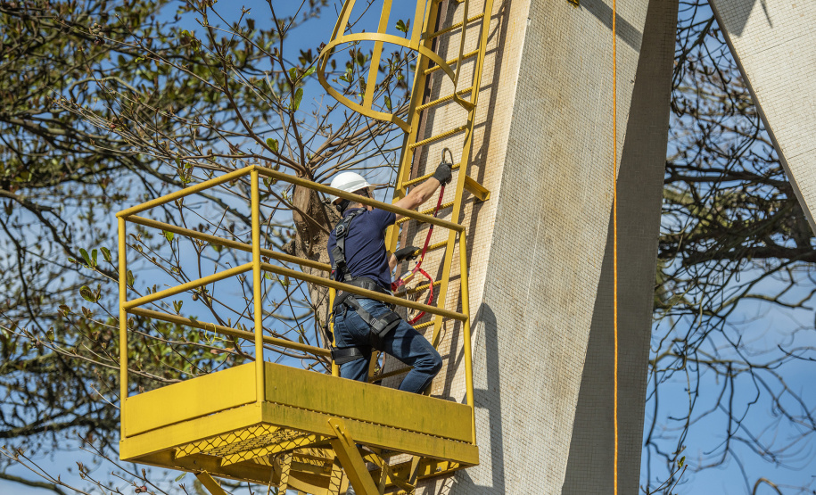 A empresa Portos do Paraná mantém treinamentos regulares para os profissionais que trabalham em locais elevados. É essencial que todos estejam paramentados com os equipamentos de proteção individual (EPI) adequados para este tipo de atividade. Termina nesta sexta-feira (11) mais um evento voltado a 34 funcionários da empresa pública que atuam nestas situações.