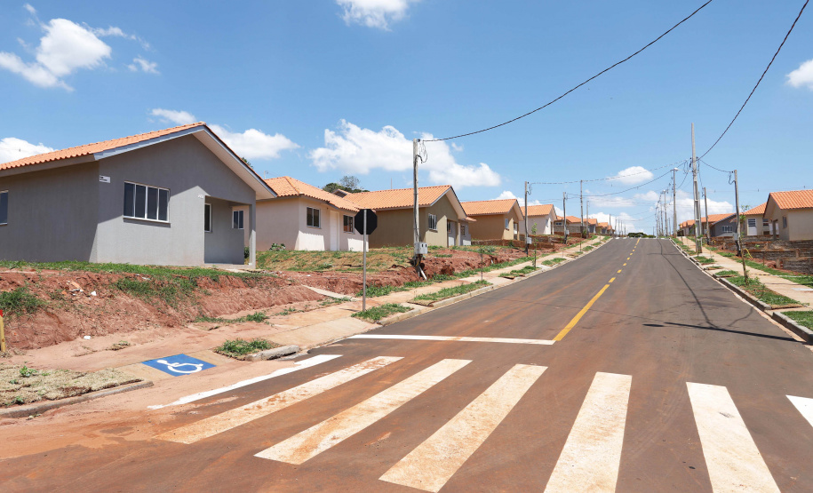 GOVERNADOR ENTREGA CASAS POPULARES EM NOVA ESPERANÇA. O governador Carlos Massa Ratinho Junior repassou nesta sexta-feira (11), em Nova Esperança, as chaves de moradias populares para 133 famílias do município. Presentes: prefeito de Nova Esperança, Moacir Olivatti, secretários: da Saúde, Beto Preto; de Desenvolvimento Urbano, João Carlos Ortega; presidente da Cohapar, Jorge Lange; entre outros.Nova Esperança, 11-10-19.Foto: Arnaldo Alves / AEN.