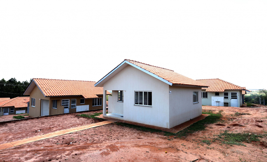 GOVERNADOR ENTREGA CASAS POPULARES EM NOVA ESPERANÇA. O governador Carlos Massa Ratinho Junior repassou nesta sexta-feira (11), em Nova Esperança, as chaves de moradias populares para 133 famílias do município. Presentes: prefeito de Nova Esperança, Moacir Olivatti, secretários: da Saúde, Beto Preto; de Desenvolvimento Urbano, João Carlos Ortega; presidente da Cohapar, Jorge Lange; entre outros.Nova Esperança, 11-10-19.Foto: Arnaldo Alves / AEN.