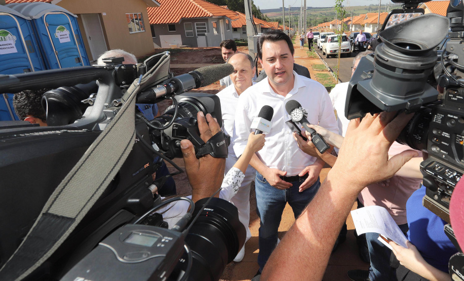 GOVERNADOR ENTREGA CASAS POPULARES EM NOVA ESPERANÇA. O governador Carlos Massa Ratinho Junior repassou nesta sexta-feira (11), em Nova Esperança, as chaves de moradias populares para 133 famílias do município. Presentes: prefeito de Nova Esperança, Moacir Olivatti, secretários: da Saúde, Beto Preto; de Desenvolvimento Urbano, João Carlos Ortega; presidente da Cohapar, Jorge Lange; entre outros.Nova Esperança, 11-10-19.Foto: Arnaldo Alves / AEN.