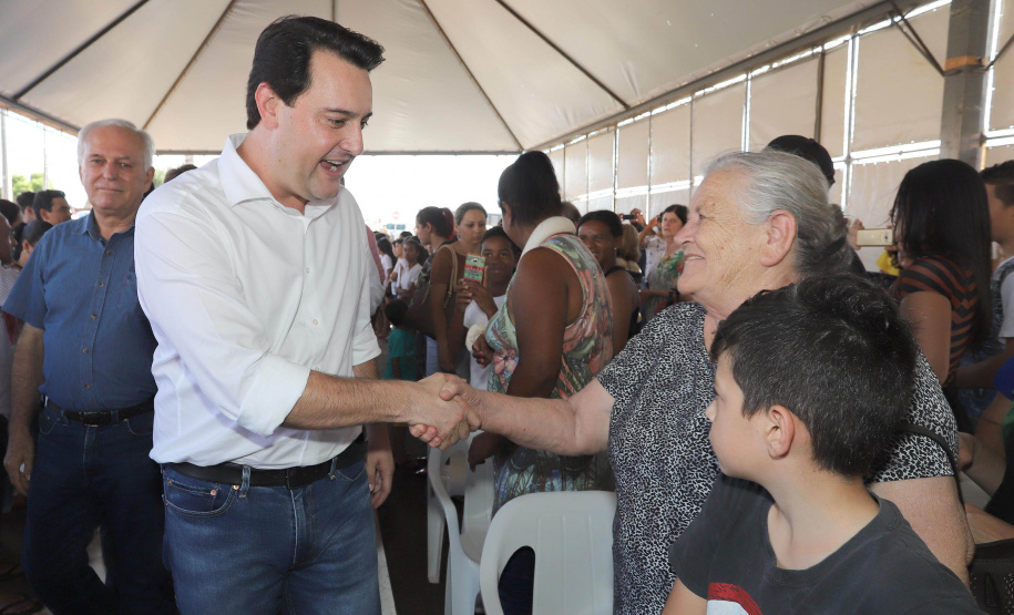 GOVERNADOR ENTREGA CASAS POPULARES EM NOVA ESPERANÇA. O governador Carlos Massa Ratinho Junior repassou nesta sexta-feira (11), em Nova Esperança, as chaves de moradias populares para 133 famílias do município. Presentes: prefeito de Nova Esperança, Moacir Olivatti, secretários: da Saúde, Beto Preto; de Desenvolvimento Urbano, João Carlos Ortega; presidente da Cohapar, Jorge Lange; entre outros.Nova Esperança, 11-10-19.Foto: Arnaldo Alves / AEN.