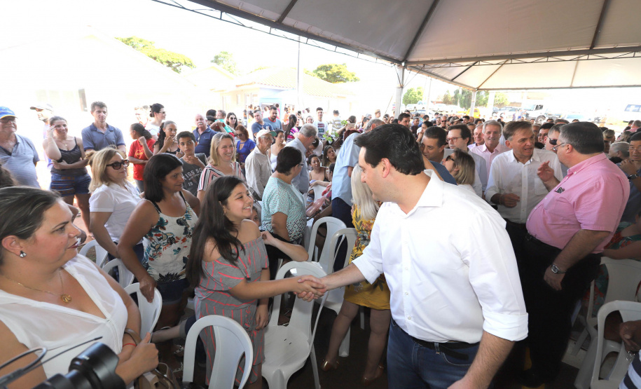 GOVERNADOR ENTREGA CASAS POPULARES EM NOVA ESPERANÇA. O governador Carlos Massa Ratinho Junior repassou nesta sexta-feira (11), em Nova Esperança, as chaves de moradias populares para 133 famílias do município. Presentes: prefeito de Nova Esperança, Moacir Olivatti, secretários: da Saúde, Beto Preto; de Desenvolvimento Urbano, João Carlos Ortega; presidente da Cohapar, Jorge Lange; entre outros.Nova Esperança, 11-10-19.Foto: Arnaldo Alves / AEN.