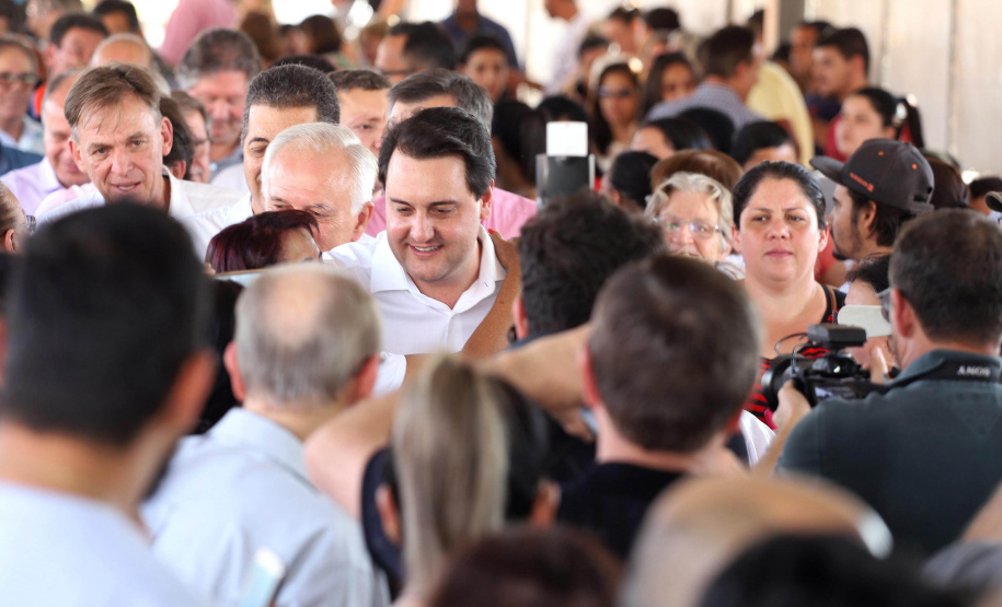 GOVERNADOR ENTREGA CASAS POPULARES EM NOVA ESPERANÇA. O governador Carlos Massa Ratinho Junior repassou nesta sexta-feira (11), em Nova Esperança, as chaves de moradias populares para 133 famílias do município. Presentes: prefeito de Nova Esperança, Moacir Olivatti, secretários: da Saúde, Beto Preto; de Desenvolvimento Urbano, João Carlos Ortega; presidente da Cohapar, Jorge Lange; entre outros.Nova Esperança, 11-10-19.Foto: Arnaldo Alves / AEN.