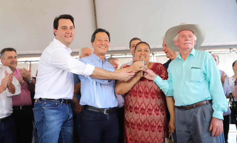 GOVERNADOR ENTREGA CASAS POPULARES EM NOVA ESPERANÇA. O governador Carlos Massa Ratinho Junior repassou nesta sexta-feira (11), em Nova Esperança, as chaves de moradias populares para 133 famílias do município. Presentes: prefeito de Nova Esperança, Moacir Olivatti, secretários: da Saúde, Beto Preto; de Desenvolvimento Urbano, João Carlos Ortega; presidente da Cohapar, Jorge Lange; entre outros.Nova Esperança, 11-10-19.Foto: Arnaldo Alves / AEN.