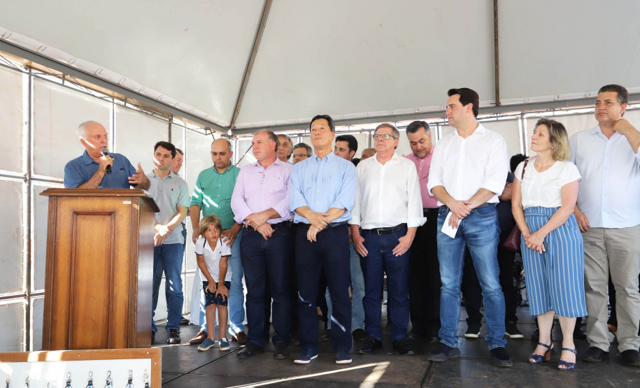 GOVERNADOR ENTREGA CASAS POPULARES EM NOVA ESPERANÇA. O governador Carlos Massa Ratinho Junior repassou nesta sexta-feira (11), em Nova Esperança, as chaves de moradias populares para 133 famílias do município. Presentes: prefeito de Nova Esperança, Moacir Olivatti, secretários: da Saúde, Beto Preto; de Desenvolvimento Urbano, João Carlos Ortega; presidente da Cohapar, Jorge Lange; entre outros.Nova Esperança, 11-10-19.Foto: Arnaldo Alves / AEN.