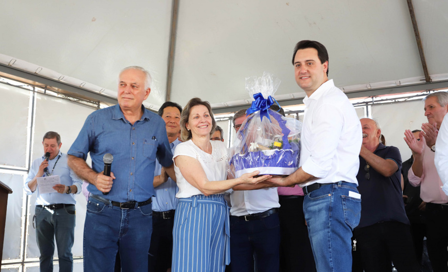 GOVERNADOR ENTREGA CASAS POPULARES EM NOVA ESPERANÇA. O governador Carlos Massa Ratinho Junior repassou nesta sexta-feira (11), em Nova Esperança, as chaves de moradias populares para 133 famílias do município. Presentes: prefeito de Nova Esperança, Moacir Olivatti, secretários: da Saúde, Beto Preto; de Desenvolvimento Urbano, João Carlos Ortega; presidente da Cohapar, Jorge Lange; entre outros.Nova Esperança, 11-10-19.Foto: Arnaldo Alves / AEN.