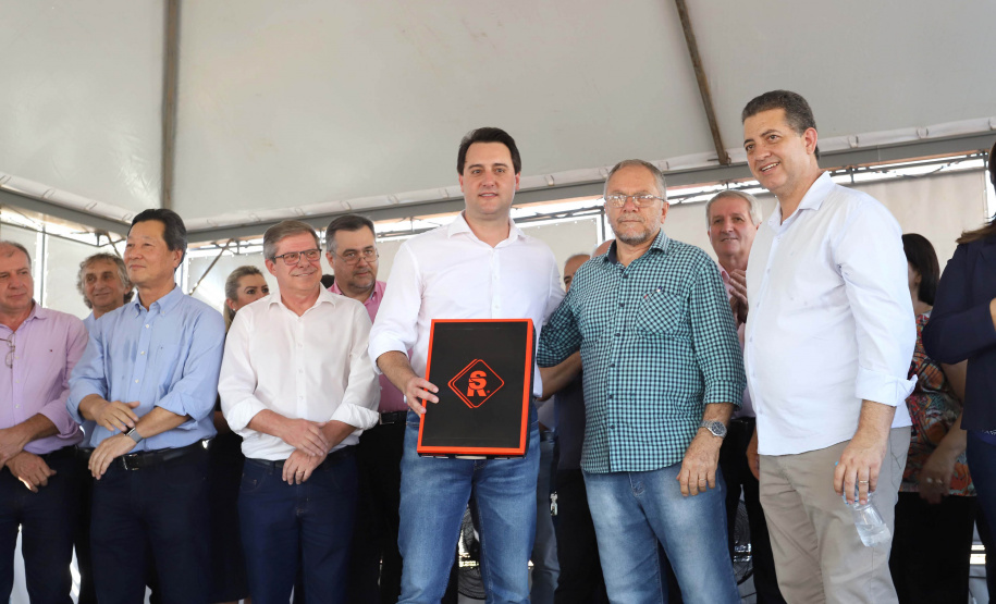 GOVERNADOR ENTREGA CASAS POPULARES EM NOVA ESPERANÇA. O governador Carlos Massa Ratinho Junior repassou nesta sexta-feira (11), em Nova Esperança, as chaves de moradias populares para 133 famílias do município. Presentes: prefeito de Nova Esperança, Moacir Olivatti, secretários: da Saúde, Beto Preto; de Desenvolvimento Urbano, João Carlos Ortega; presidente da Cohapar, Jorge Lange; entre outros.Nova Esperança, 11-10-19.Foto: Arnaldo Alves / AEN.