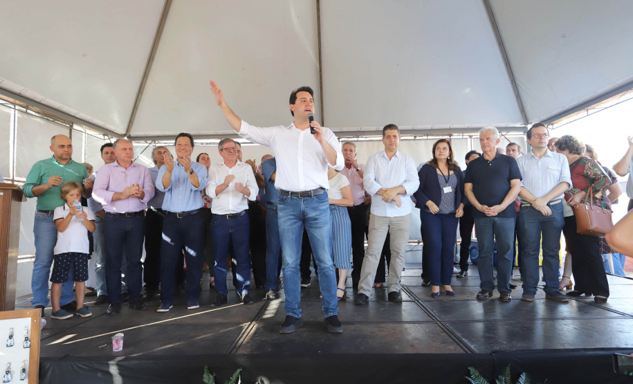 GOVERNADOR ENTREGA CASAS POPULARES EM NOVA ESPERANÇA. O governador Carlos Massa Ratinho Junior repassou nesta sexta-feira (11), em Nova Esperança, as chaves de moradias populares para 133 famílias do município. Presentes: prefeito de Nova Esperança, Moacir Olivatti, secretários: da Saúde, Beto Preto; de Desenvolvimento Urbano, João Carlos Ortega; presidente da Cohapar, Jorge Lange; entre outros.Nova Esperança, 11-10-19.Foto: Arnaldo Alves / AEN.