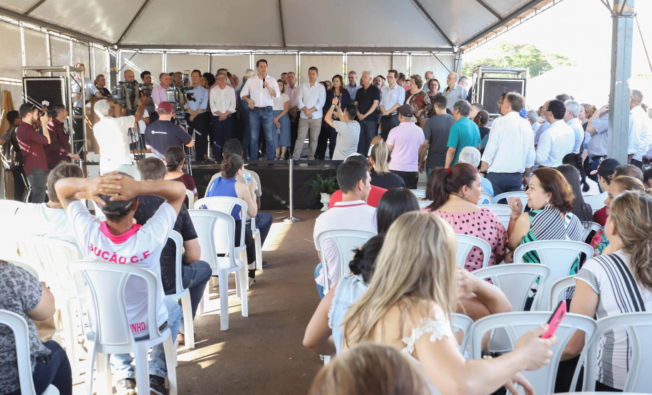 GOVERNADOR ENTREGA CASAS POPULARES EM NOVA ESPERANÇA. O governador Carlos Massa Ratinho Junior repassou nesta sexta-feira (11), em Nova Esperança, as chaves de moradias populares para 133 famílias do município. Presentes: prefeito de Nova Esperança, Moacir Olivatti, secretários: da Saúde, Beto Preto; de Desenvolvimento Urbano, João Carlos Ortega; presidente da Cohapar, Jorge Lange; entre outros.Nova Esperança, 11-10-19.Foto: Arnaldo Alves / AEN.